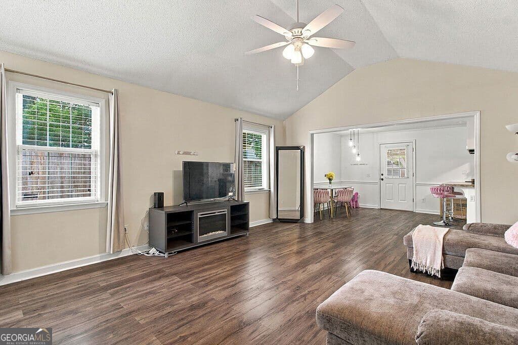 3 bedroom, 2 bathroom, 1,213 sq ft single family residence for sale at 4076 Chadwyck Drive, Valdosta, GA 31605 — photo 7