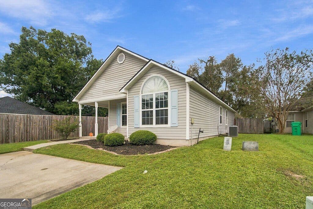 3 bedroom, 2 bathroom, 1,213 sq ft single family residence for sale at 4076 Chadwyck Drive, Valdosta, GA 31605 — photo 3