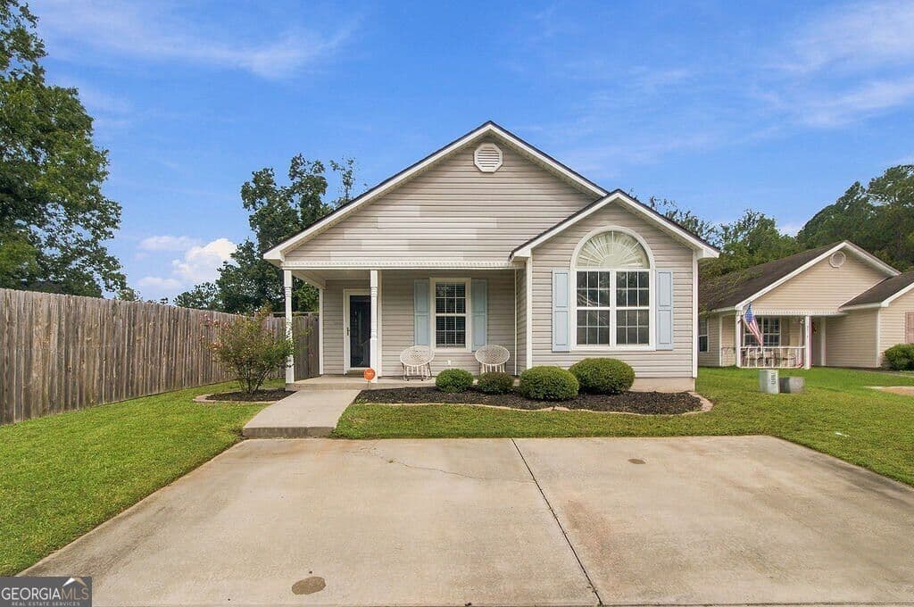 3 bedroom, 2 bathroom, 1,213 sq ft single family residence for sale at 4076 Chadwyck Drive, Valdosta, GA 31605