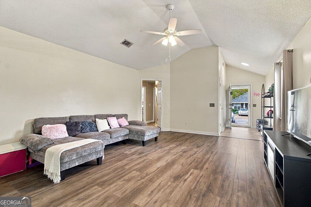 3 bedroom, 2 bathroom, 1,213 sq ft single family residence for sale at 4076 Chadwyck Drive, Valdosta, GA 31605 — photo 5