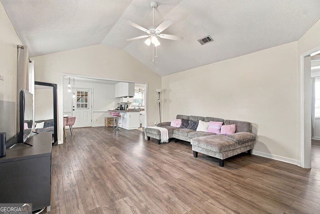 3 bedroom, 2 bathroom, 1,213 sq ft single family residence for sale at 4076 Chadwyck Drive, Valdosta, GA 31605 — photo 8