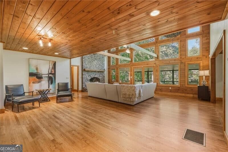 7 bedroom, 5 bathroom, 5,903 sq ft cabin,single family residence for sale at 20 Bear Trail, Ellijay, GA 30540 — photo 10