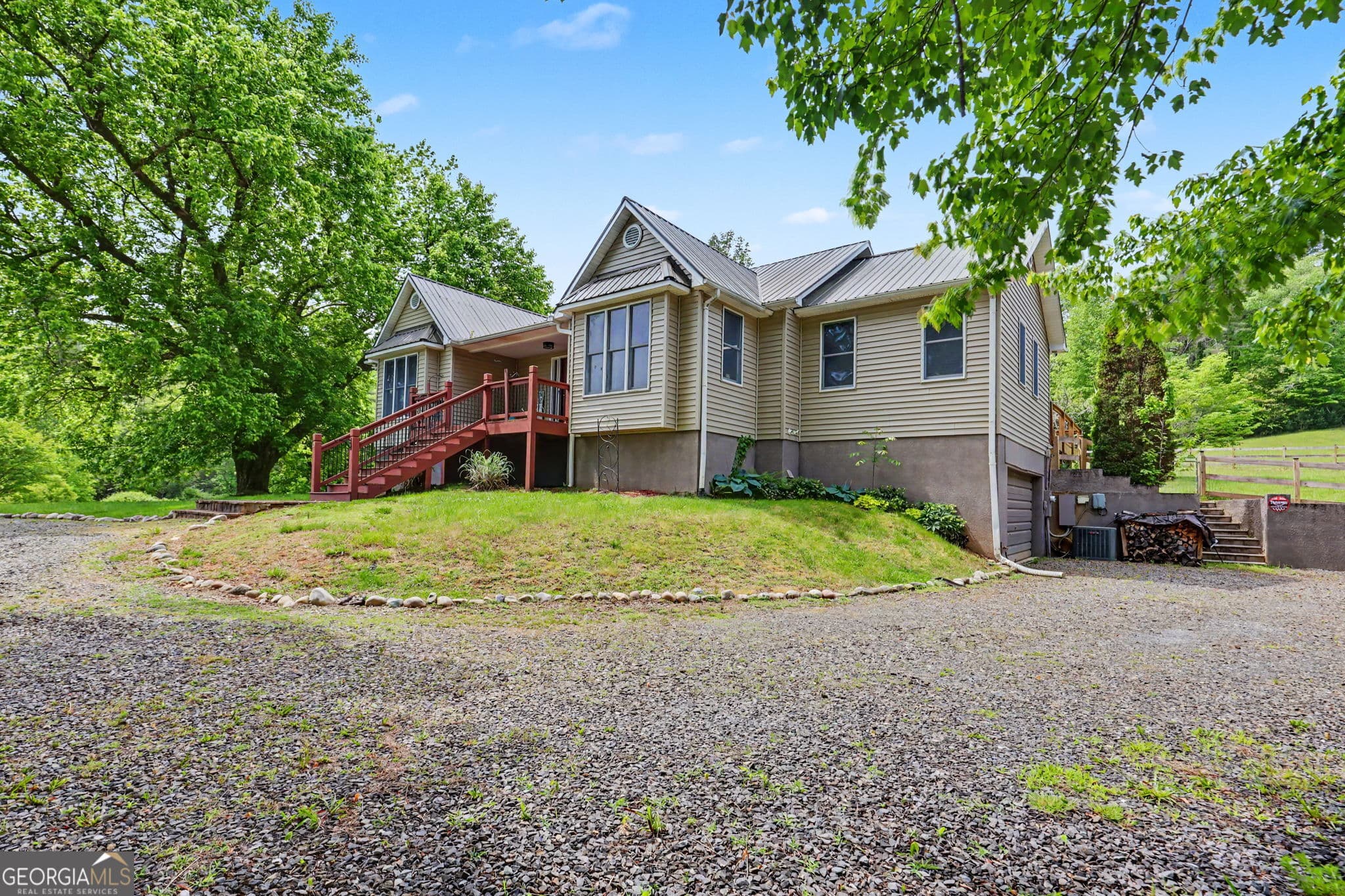 3 bedroom, 2 bathroom single family residence under contract at 12 Chastain Road, Murphy, NC 28906 — photo 3