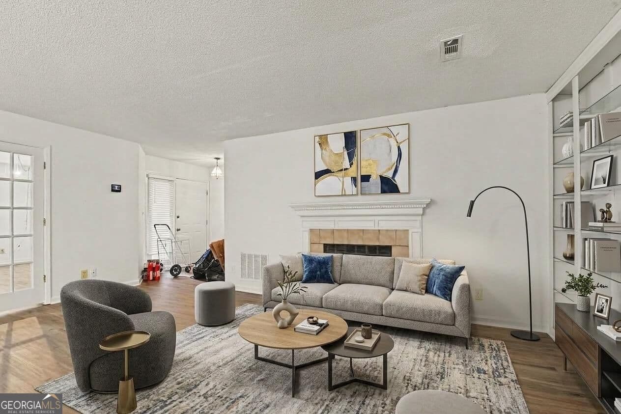 3 bedroom, 2 bathroom, 1,650 sq ft condominium for sale at 105 Garden Court, Atlanta, GA 30328 — photo 2