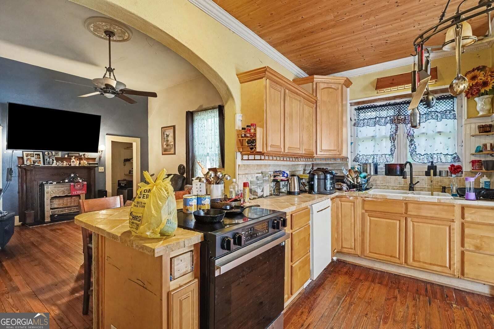 5 bedroom, 5.5 bathroom, 3,540 sq ft single family residence for sale at 142 Beaty Street, Flovilla, GA 30216 — photo 3