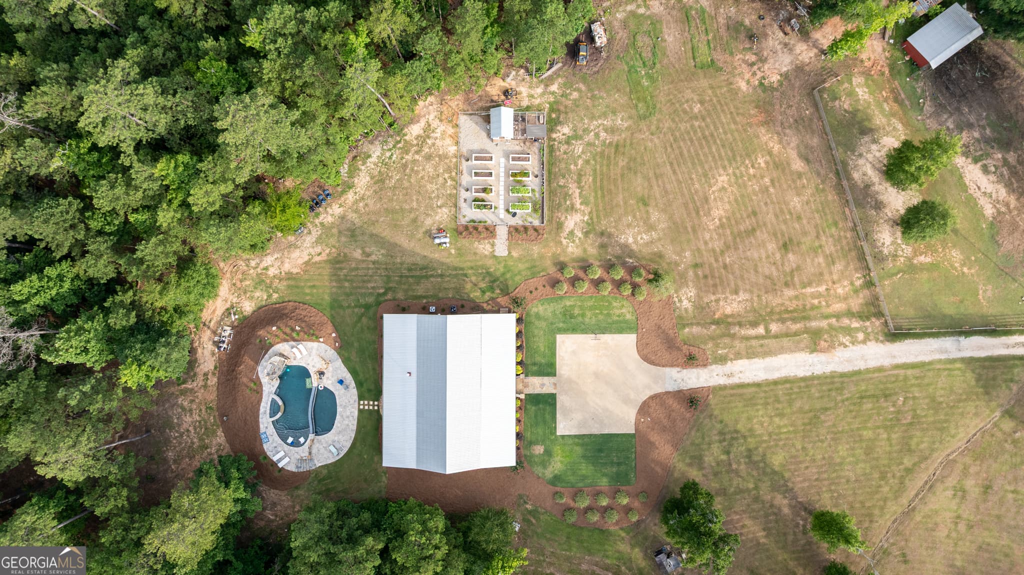 5 bedroom, 4.5 bathroom, 4,480 sq ft single family residence for sale at 325 Scuffleboro Road, Eatonton, GA 31024 — photo 3