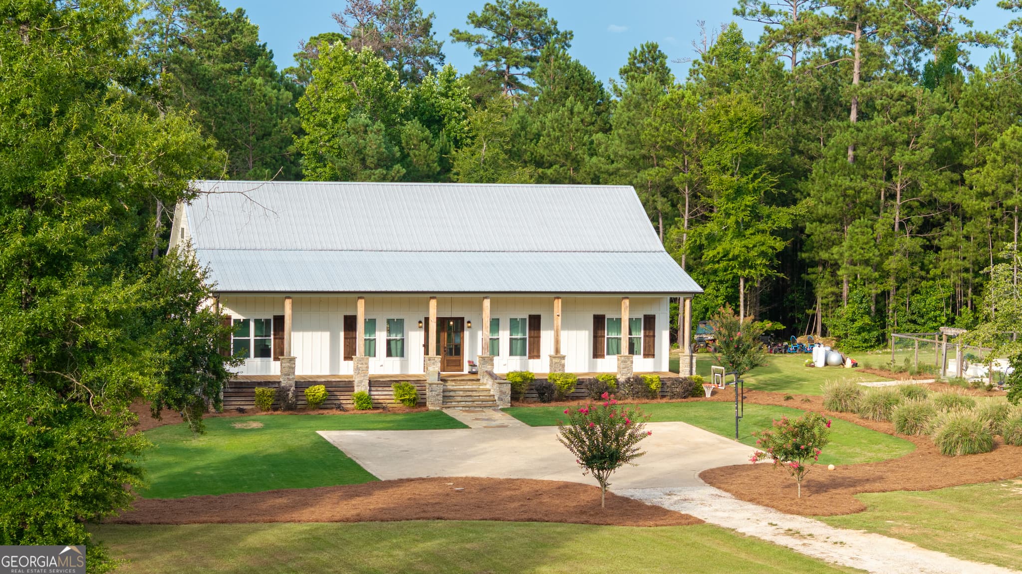 5 bedroom, 4.5 bathroom, 4,480 sq ft single family residence for sale at 325 Scuffleboro Road, Eatonton, GA 31024 — photo 1 of 74