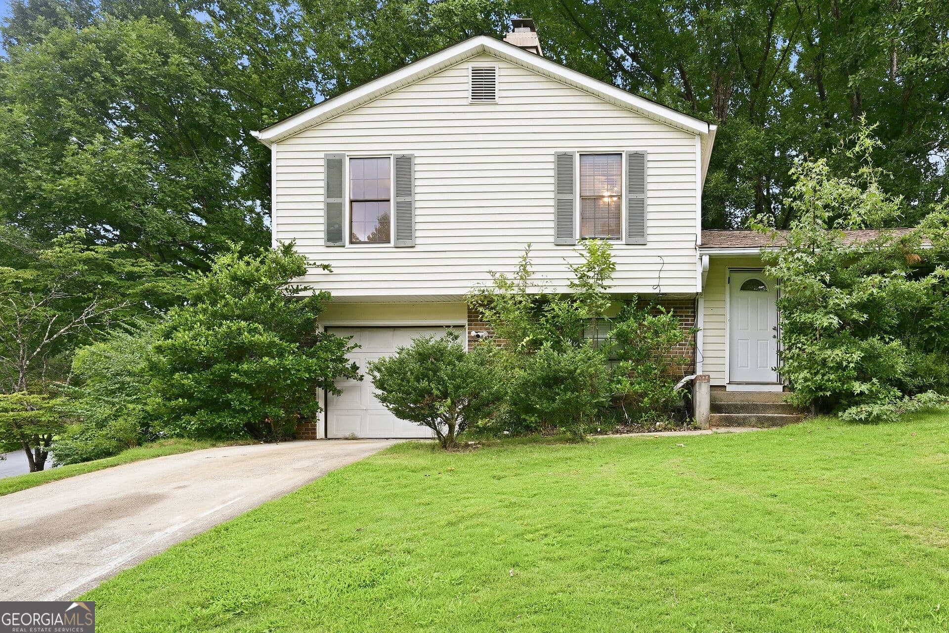3 bedroom, 2 bathroom, 1,382 sq ft single family residence for sale at 5327 Timor Trail, Lithonia, GA 30038 — photo 1 of 22