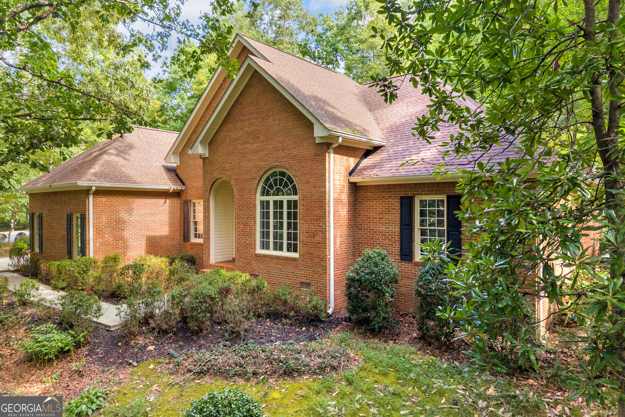 3 bedroom, 2.5 bathroom, 2,839 sq ft single family residence for sale at 122 Grand Oaks Drive, Clarkesville, GA 30523 — photo 1 of 54