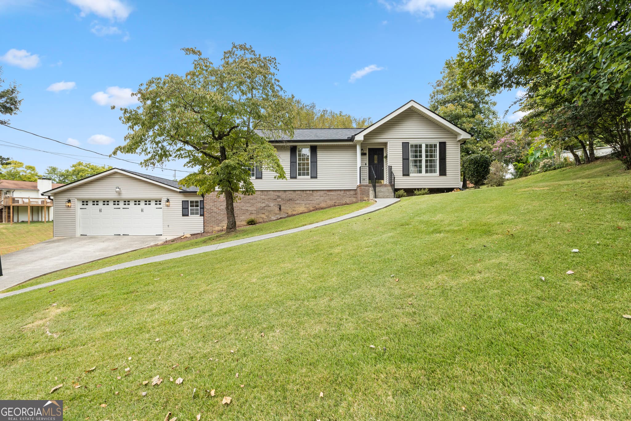 4 bedroom, 3 bathroom, 2,617 sq ft single family residence under contract at 11 E Larry Circle, Ringgold, GA 30736
