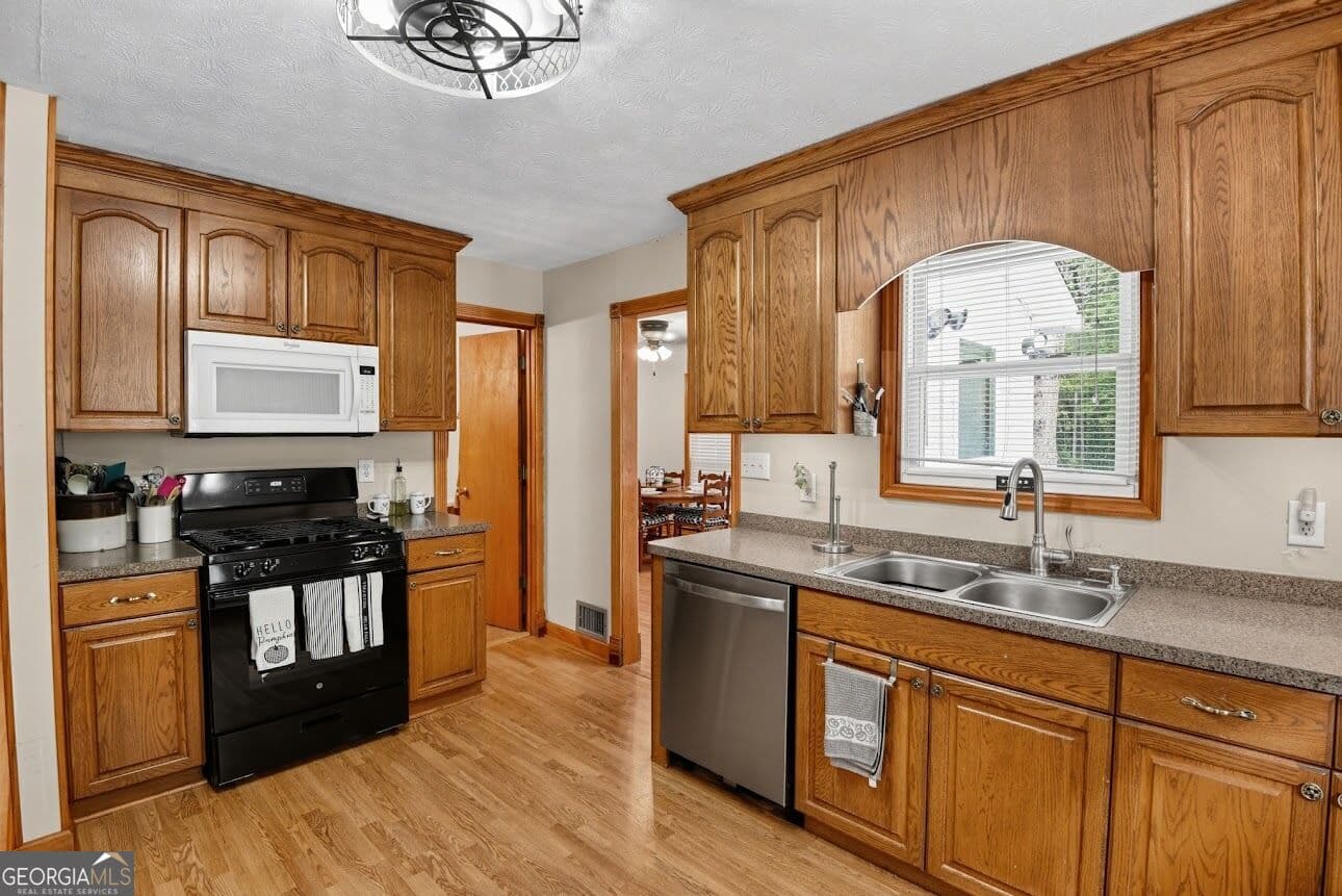 6 bedroom, 4 bathroom single family residence for sale at 5163 W Chapel Hill Road, Douglasville, GA 30135 — photo 7