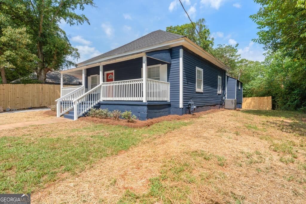 3 bedroom, 2 bathroom, 1,389 sq ft single family residence for sale at 111 Elm Street, Griffin, GA 30223 — photo 3