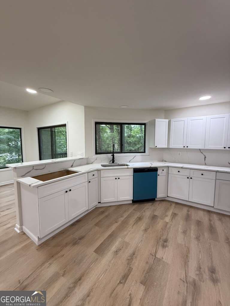 3 bedroom, 2.5 bathroom, 5,072 sq ft single family residence for sale at 352 N Peak Drive, Alpharetta, GA 30022 — photo 5