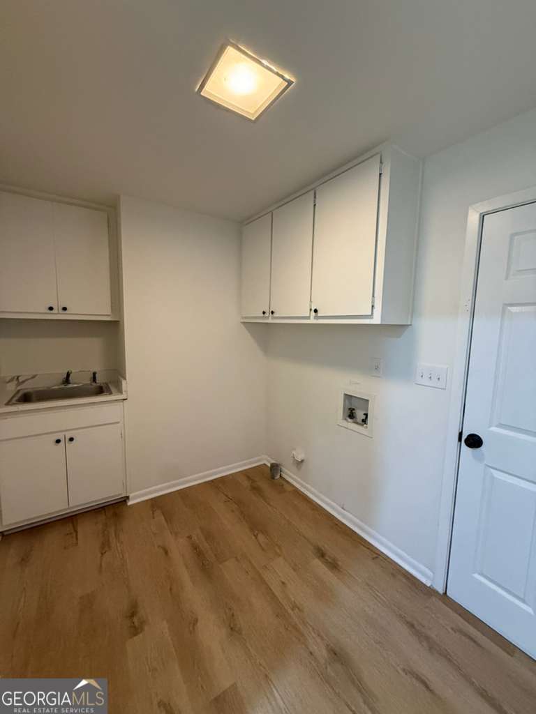 3 bedroom, 2.5 bathroom, 5,072 sq ft single family residence for sale at 352 N Peak Drive, Alpharetta, GA 30022 — photo 4