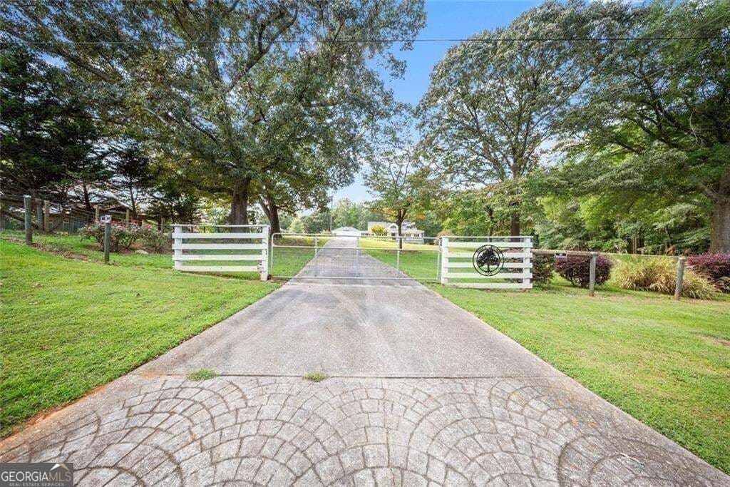 4 bedroom, 3.5 bathroom, 2,500 sq ft single family residence for sale at 195 Sims Farm Way, Maysville, GA 30558 — photo 3