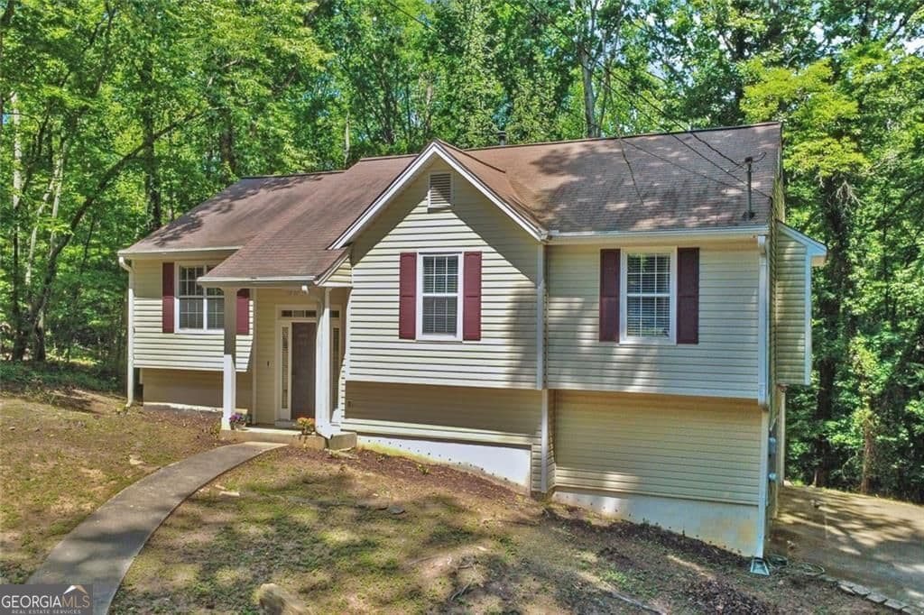 4 bedroom, 2 bathroom, 2,566 sq ft single family residence for sale at 3138 Skyler Court, Douglasville, GA 30135 — photo 2