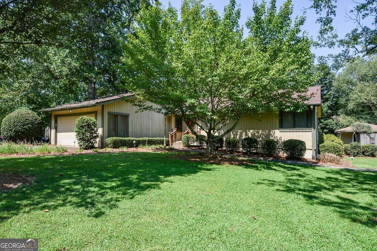 3 bedroom, 2 bathroom, 1,455 sq ft single family residence for sale at 6906 Springwood Drive, Douglasville, GA 30135 — photo 2