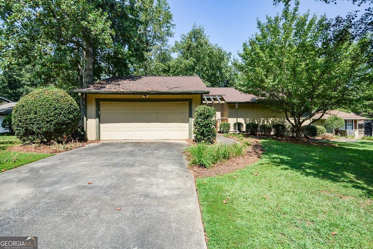 3 bedroom, 2 bathroom, 1,455 sq ft single family residence for sale at 6906 Springwood Drive, Douglasville, GA 30135 — photo 3