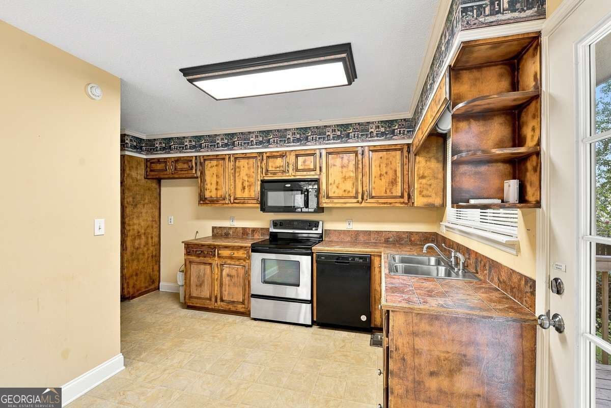 3 bedroom, 2 bathroom, 1,455 sq ft single family residence for sale at 6906 Springwood Drive, Douglasville, GA 30135 — photo 9
