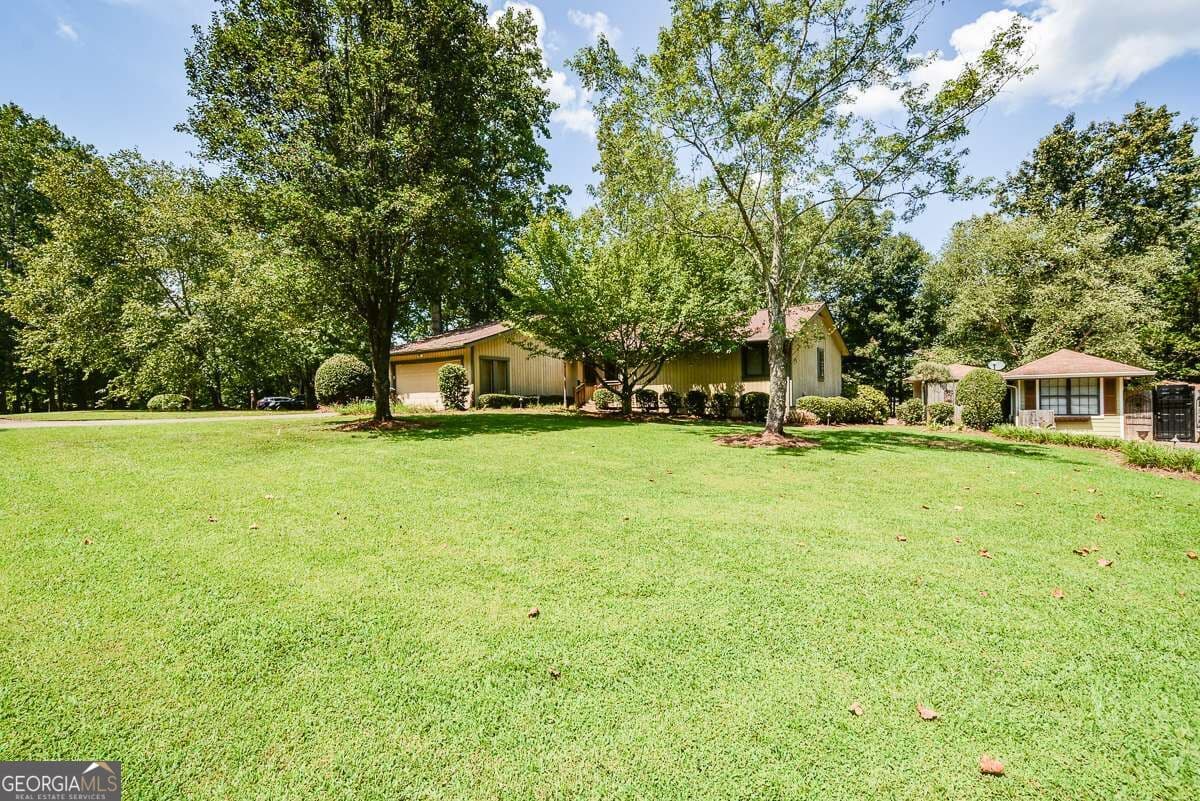 3 bedroom, 2 bathroom, 1,455 sq ft single family residence for sale at 6906 Springwood Drive, Douglasville, GA 30135 — photo 4