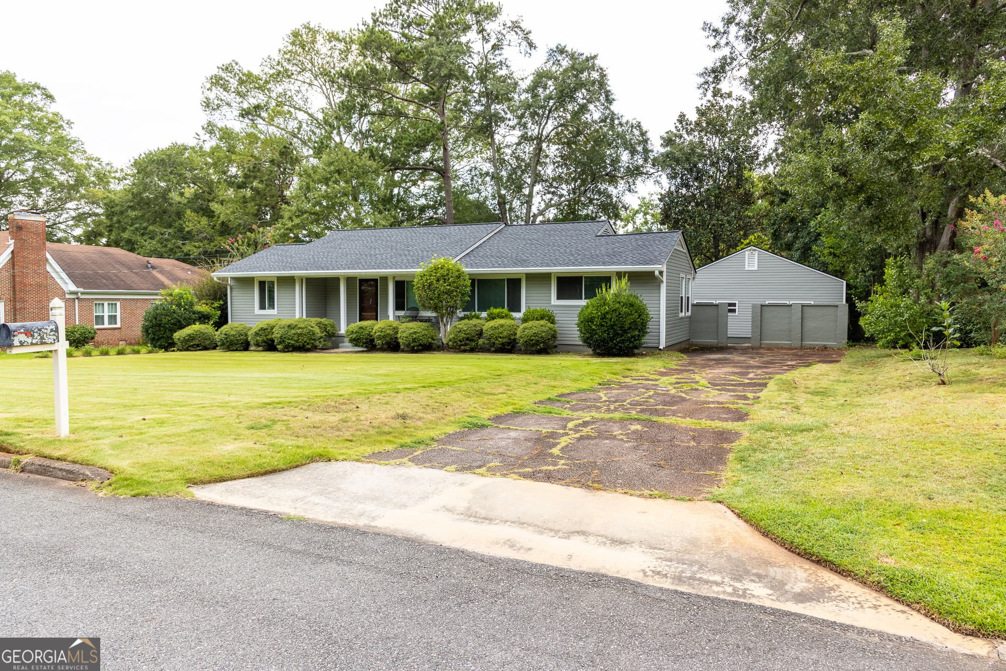 4 bedroom, 2 bathroom, 1,593 sq ft single family residence under contract at 802 Avalon Road, Thomaston, GA 30286 — photo 2