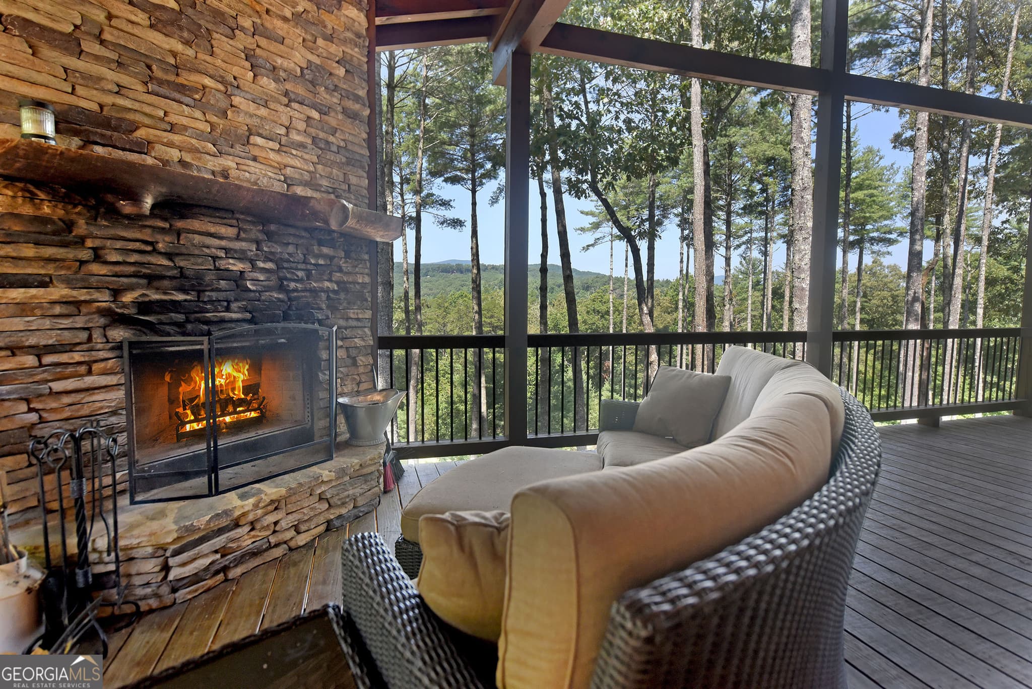 3 bedroom, 3.5 bathroom, 2,800 sq ft cabin,single family residence for sale at 121 Noontootla Trail, Blue Ridge, GA 30513 — photo 3