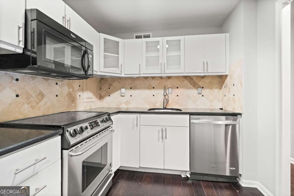 3 bedroom, 2 bathroom, 1,507 sq ft condominium for sale at 3060 Pharr Court North 114, Atlanta, GA 30305 — photo 6