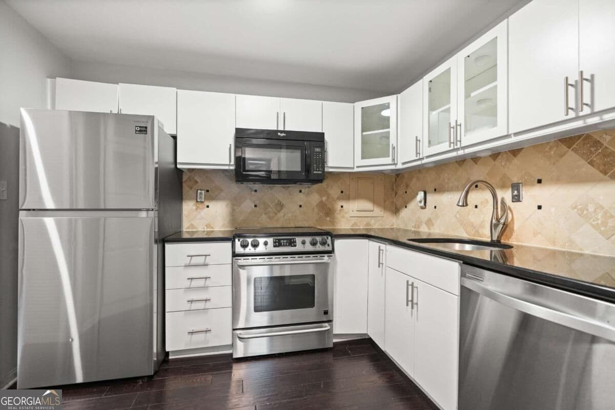 3 bedroom, 2 bathroom, 1,507 sq ft condominium for sale at 3060 Pharr Court North 114, Atlanta, GA 30305 — photo 5