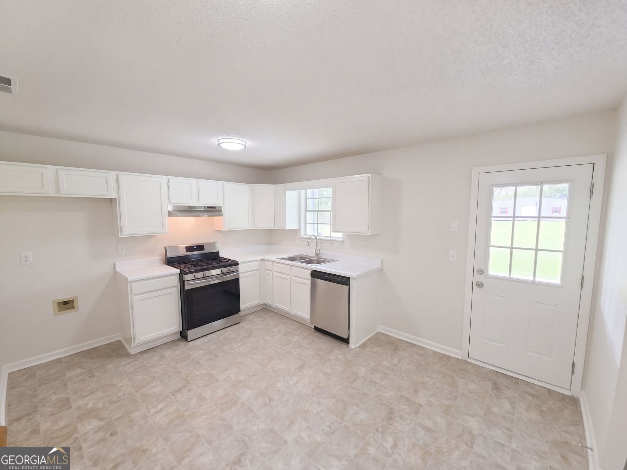 4 bedroom, 2 bathroom, 1,812 sq ft single family residence for sale at 211 Patricia Terrace, Grayson, GA 30017 — photo 2