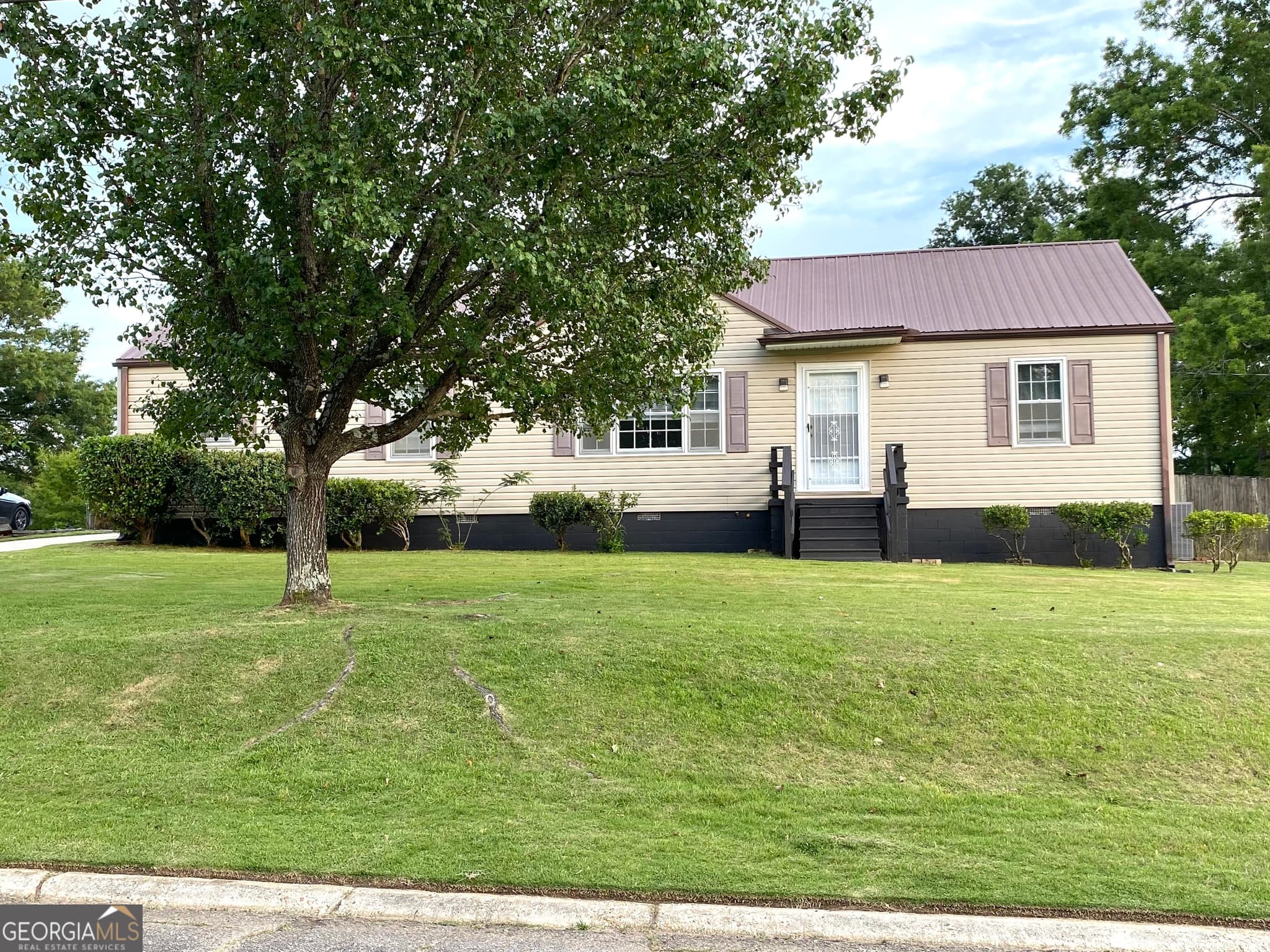 3 bedroom, 2 bathroom, 1,720 sq ft single family residence sold at 825 S 10th Street, Lanett, AL 36863