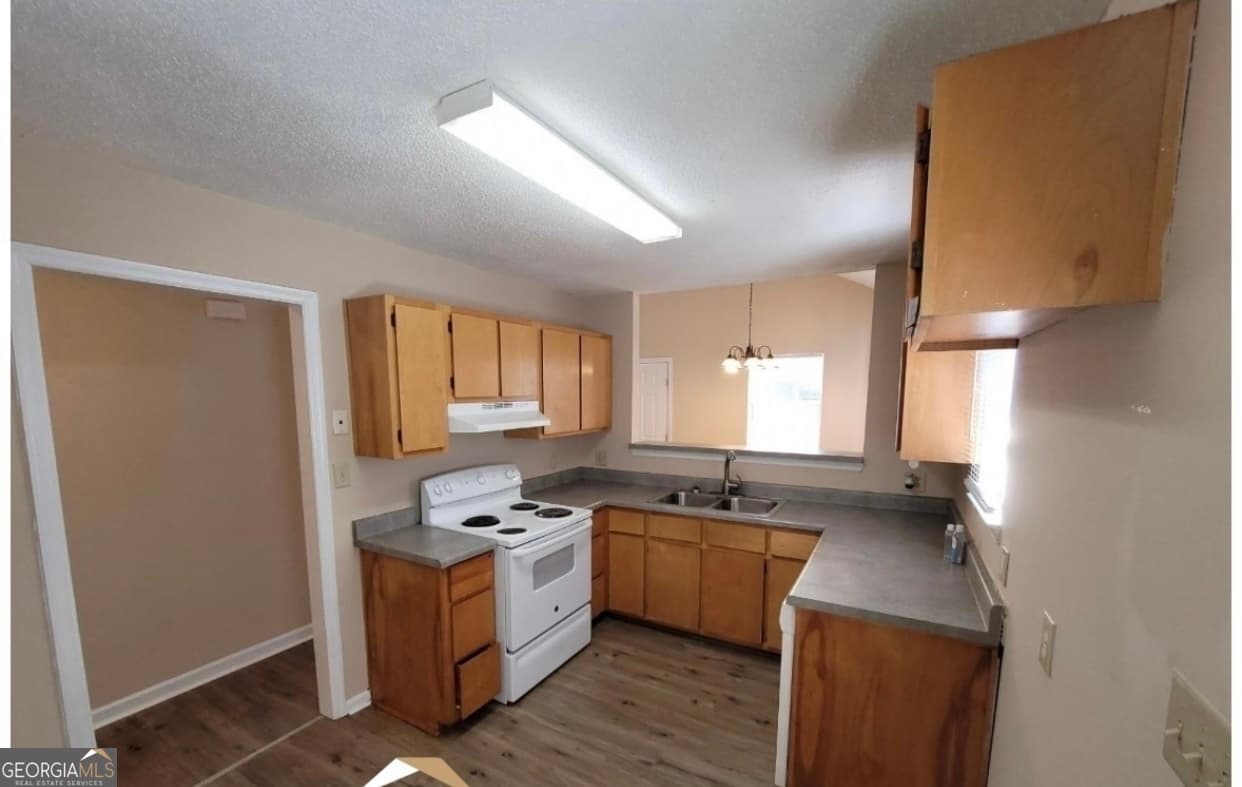 3 bedroom, 2 bathroom, 1,008 sq ft single family residence for sale at 1323 Crawford Street, Macon, GA 31206 — photo 3