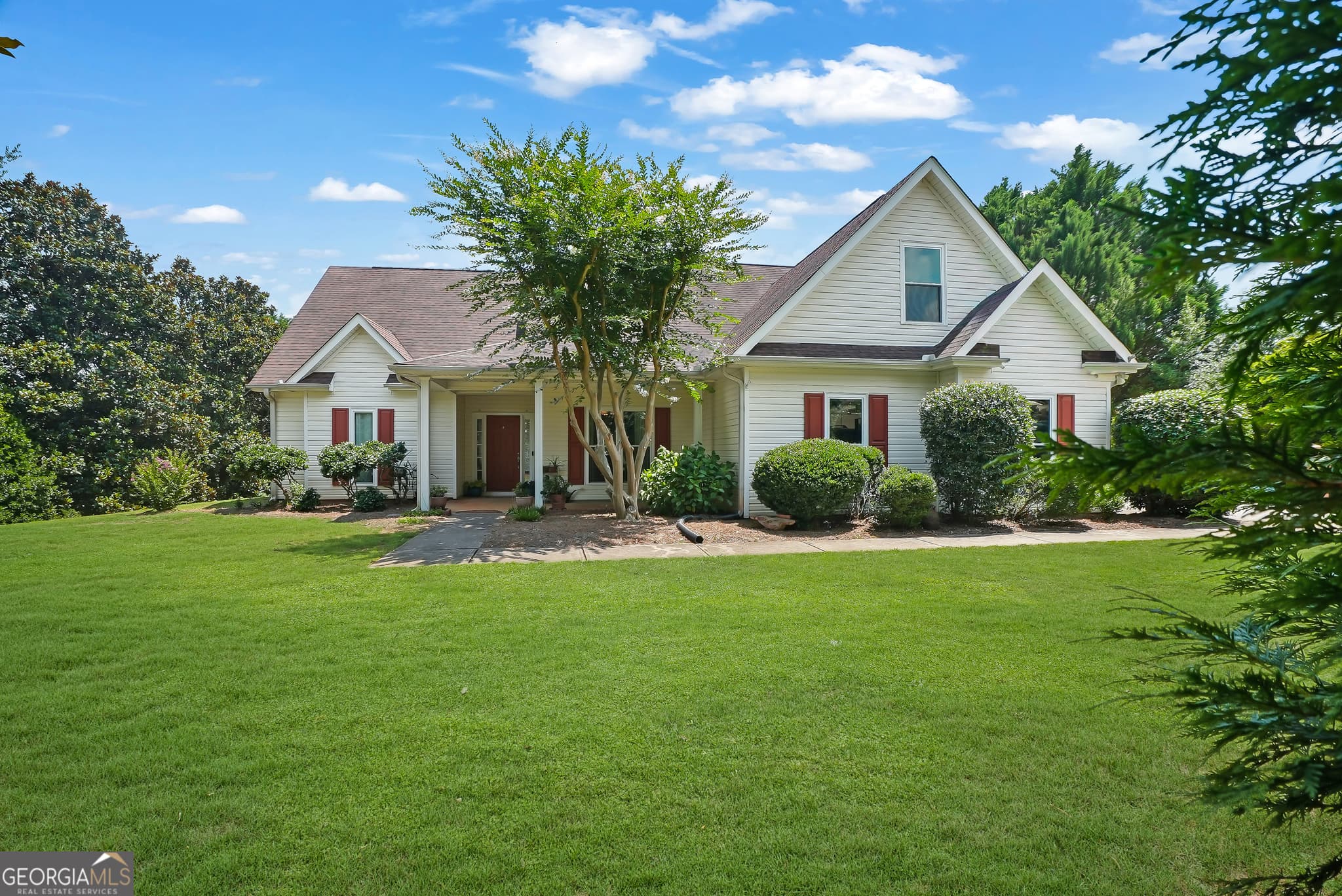 5 bedroom, 3 bathroom, 2,361 sq ft single family residence for sale at 188 Meadows Drive, Senoia, GA 30276 — photo 2
