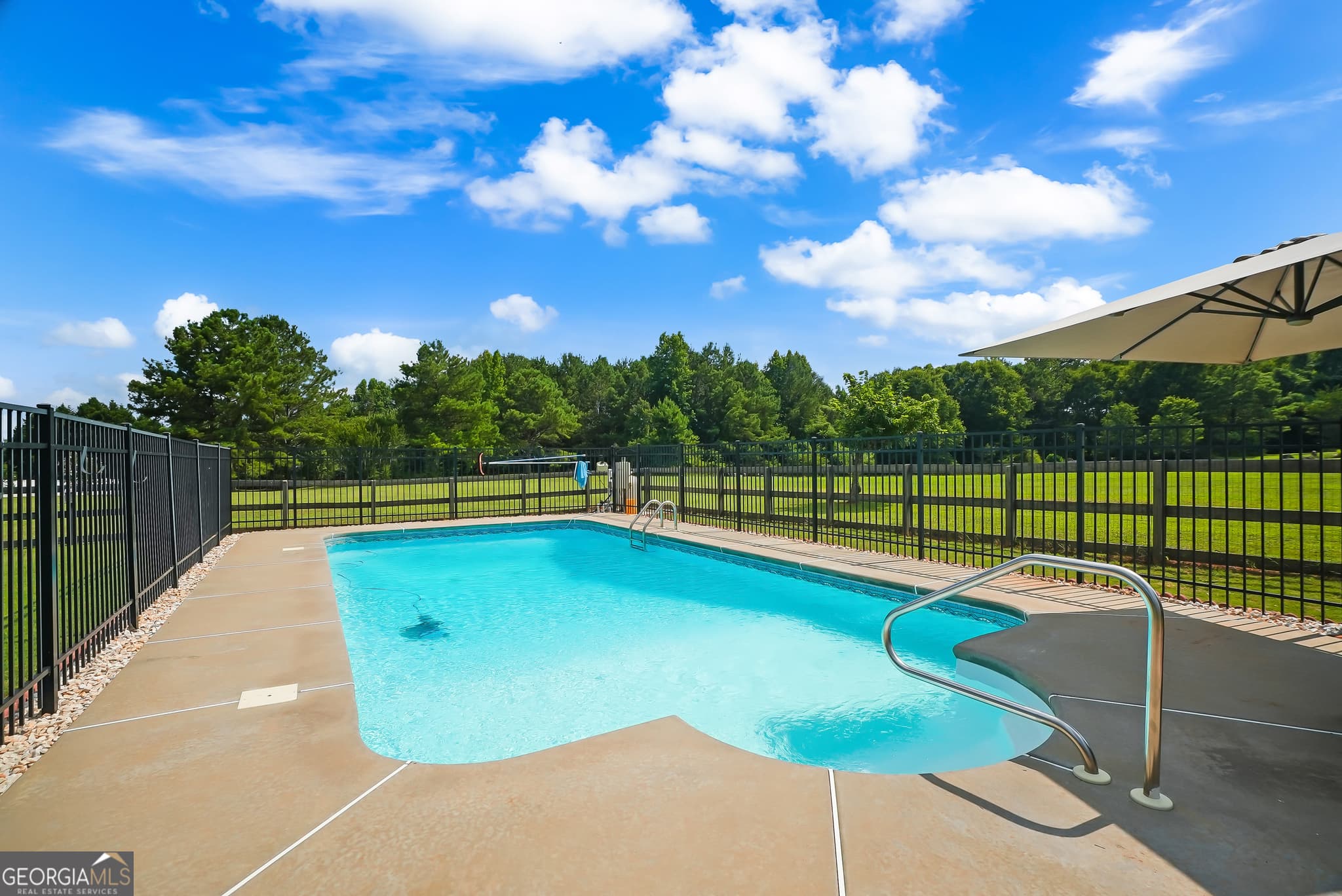 5 bedroom, 3 bathroom, 2,361 sq ft single family residence for sale at 188 Meadows Drive, Senoia, GA 30276 — photo 3