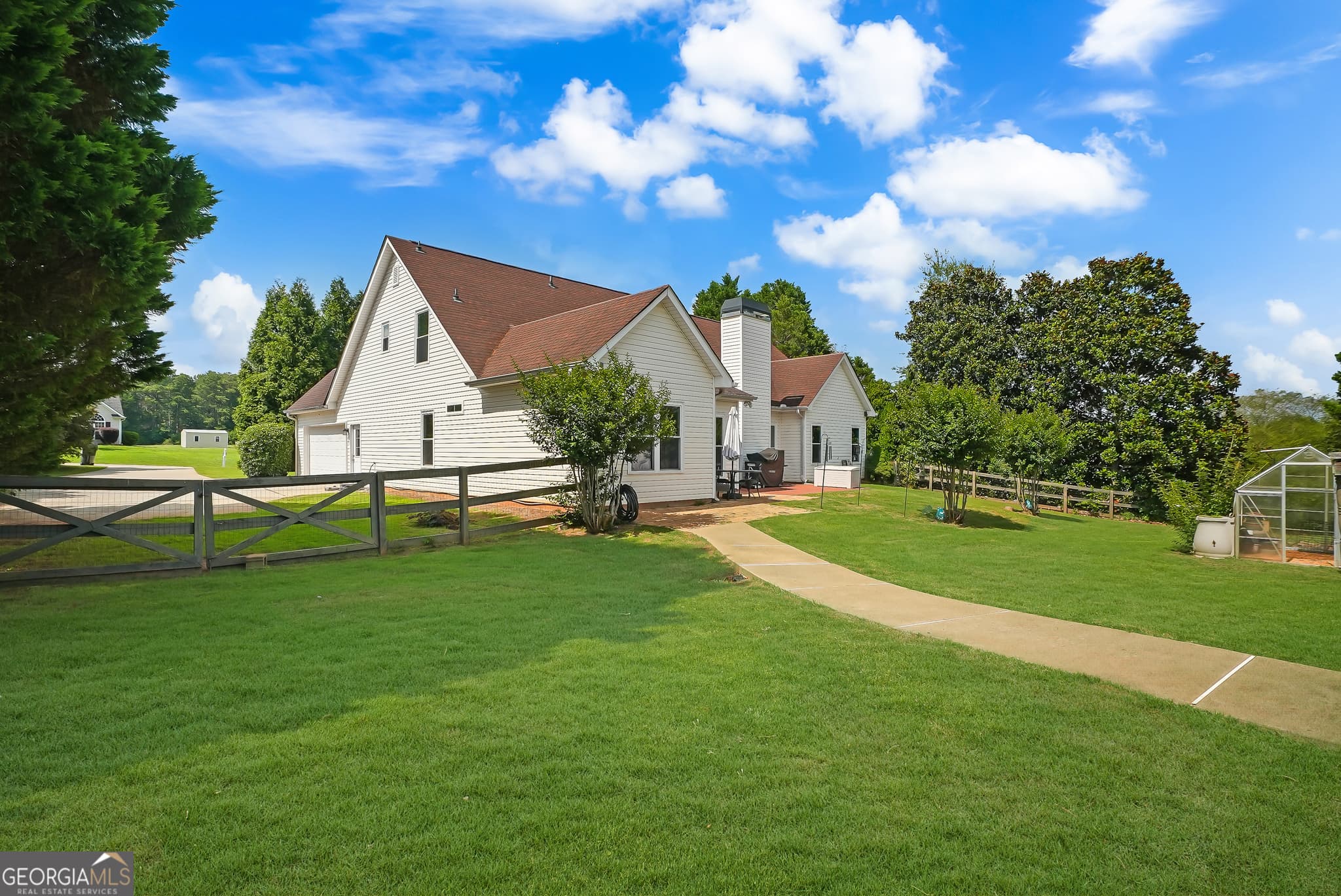 5 bedroom, 3 bathroom, 2,361 sq ft single family residence for sale at 188 Meadows Drive, Senoia, GA 30276 — photo 5