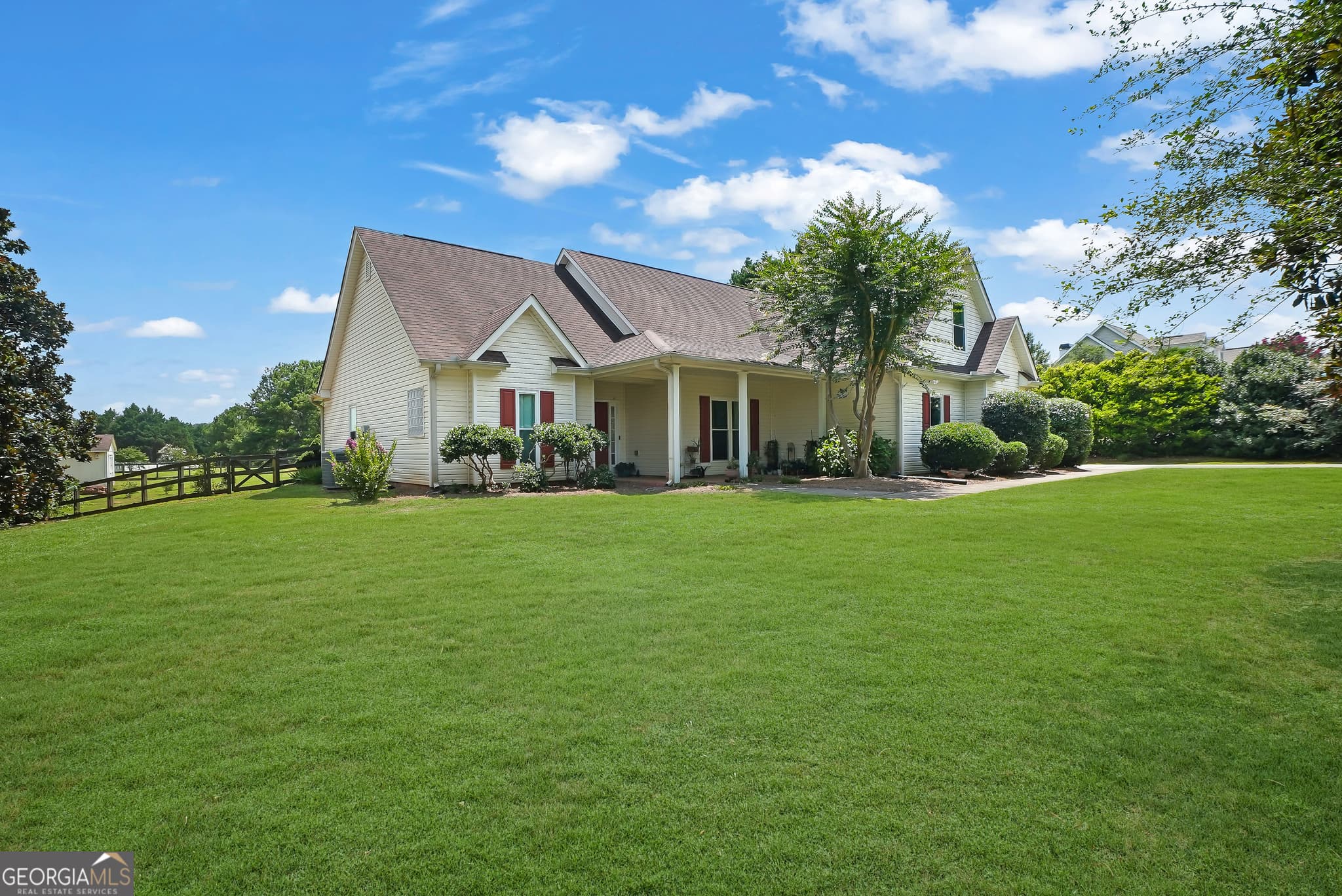 5 bedroom, 3 bathroom, 2,361 sq ft single family residence for sale at 188 Meadows Drive, Senoia, GA 30276 — photo 4