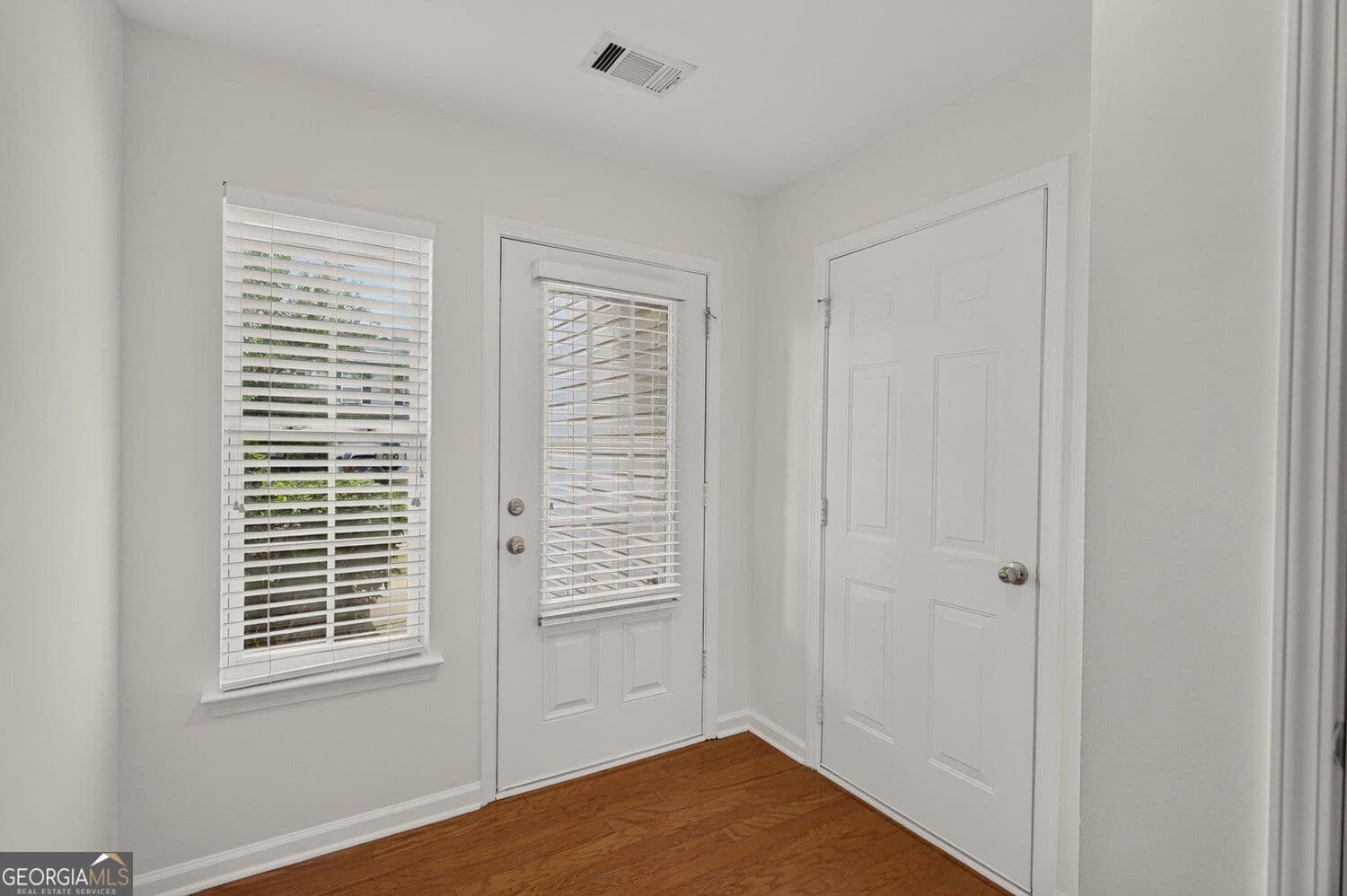 3 bedroom, 2.5 bathroom, 1,976 sq ft single family residence for sale at 2850 Mayfair Drive, Cumming, GA 30040 — photo 6