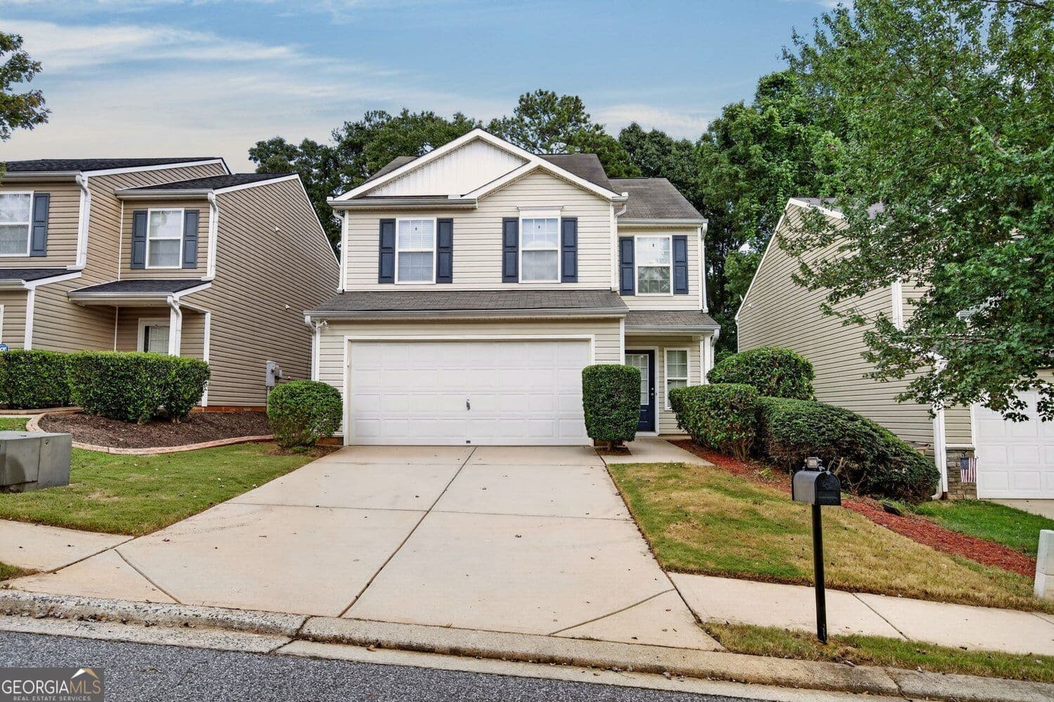 3 bedroom, 2.5 bathroom, 1,976 sq ft single family residence for sale at 2850 Mayfair Drive, Cumming, GA 30040 — photo 1 of 39
