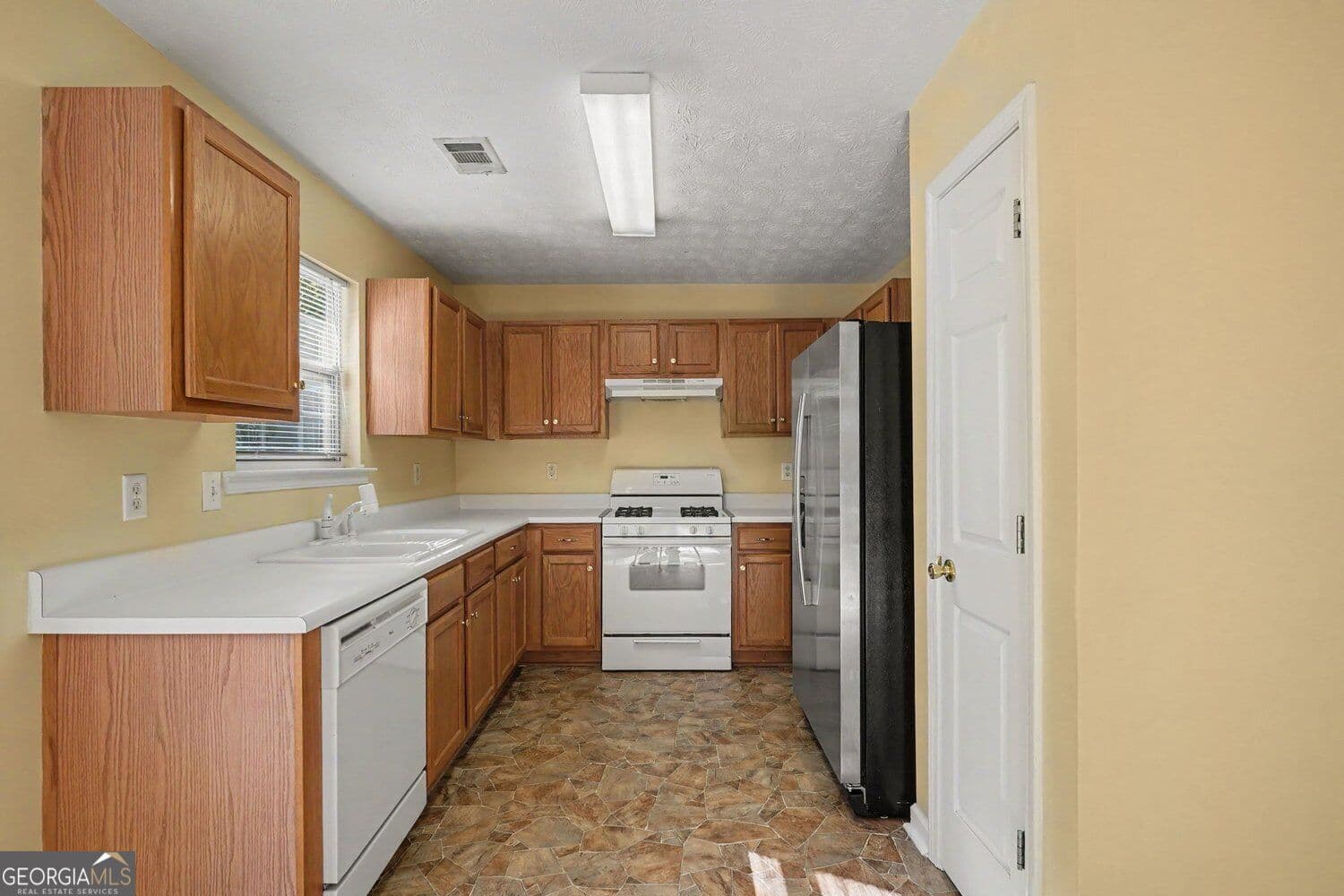 3 bedroom, 2.5 bathroom, 1,679 sq ft single family residence for sale at 312 Jasmine Drive, Locust Grove, GA 30248 — photo 4