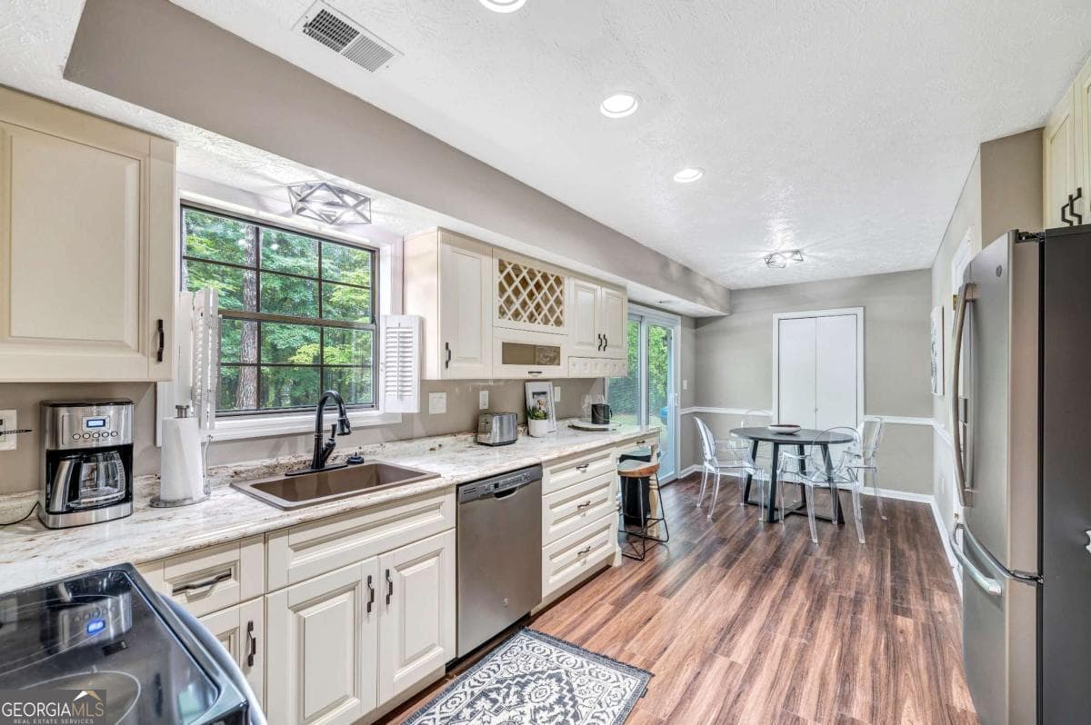 3 bedroom, 2.5 bathroom single family residence for rent at 2011 Kemp Road, Marietta, GA 30066 for $4,500 a month — photo 5