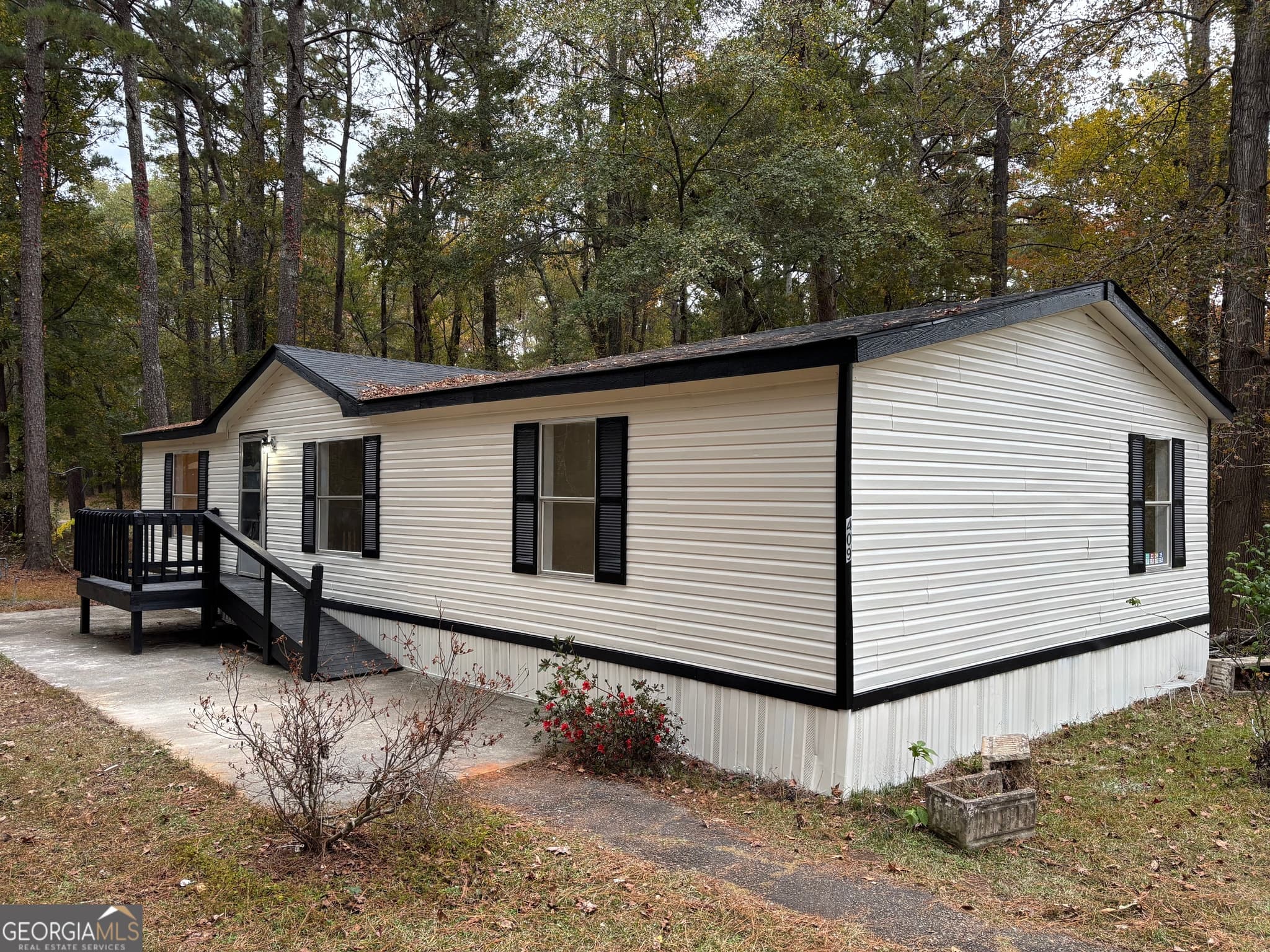 3 bedroom, 2 bathroom, 1,600 sq ft manufactured home,single family residence for sale at 409 Paiute Road, Locust Grove, GA 30248 — photo 2