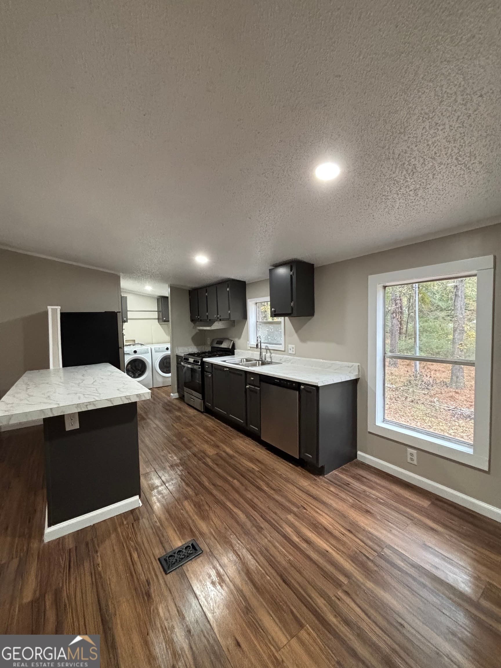 3 bedroom, 2 bathroom, 1,600 sq ft manufactured home,single family residence for sale at 409 Paiute Road, Locust Grove, GA 30248 — photo 7