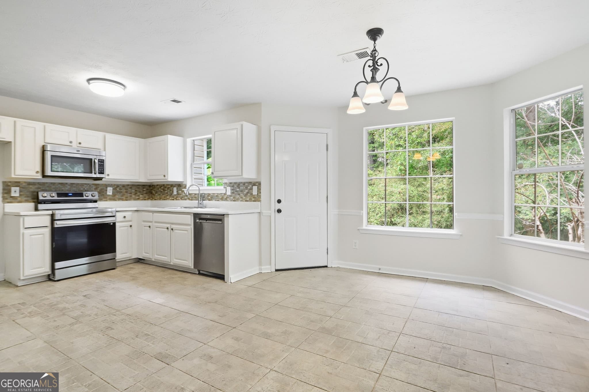 4 bedroom, 2.5 bathroom, 2,076 sq ft single family residence for sale at 310 Kaden Court, Mcdonough, GA 30252 — photo 8