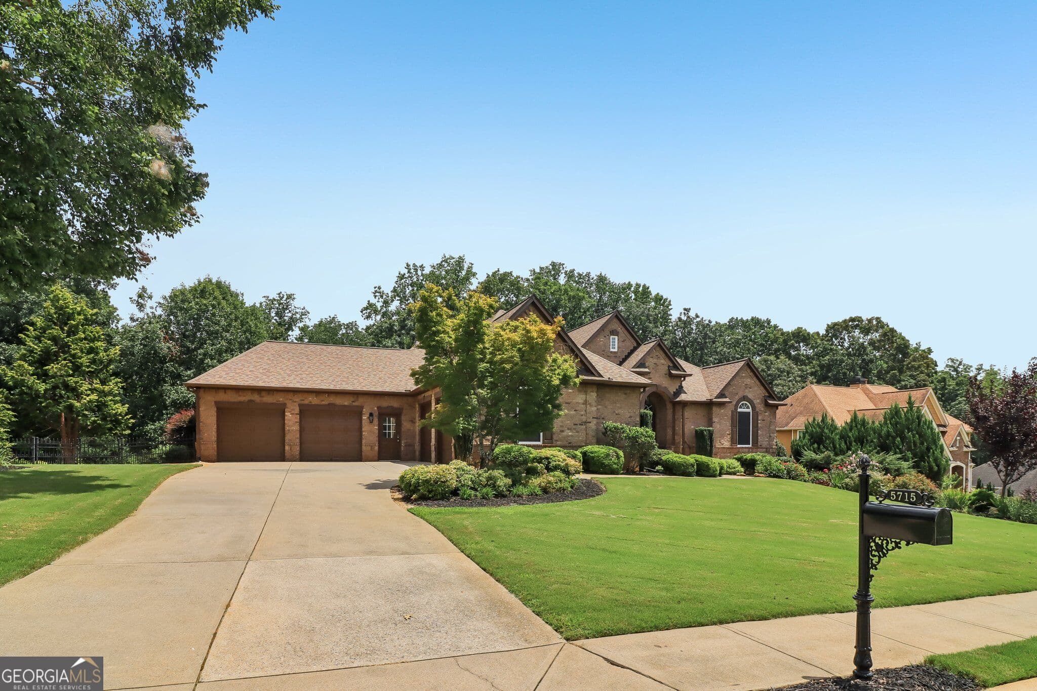 4 bedroom, 4 bathroom, 6,072 sq ft single family residence for sale at 5715 Catalpa Court, Cumming, GA 30040 — photo 3