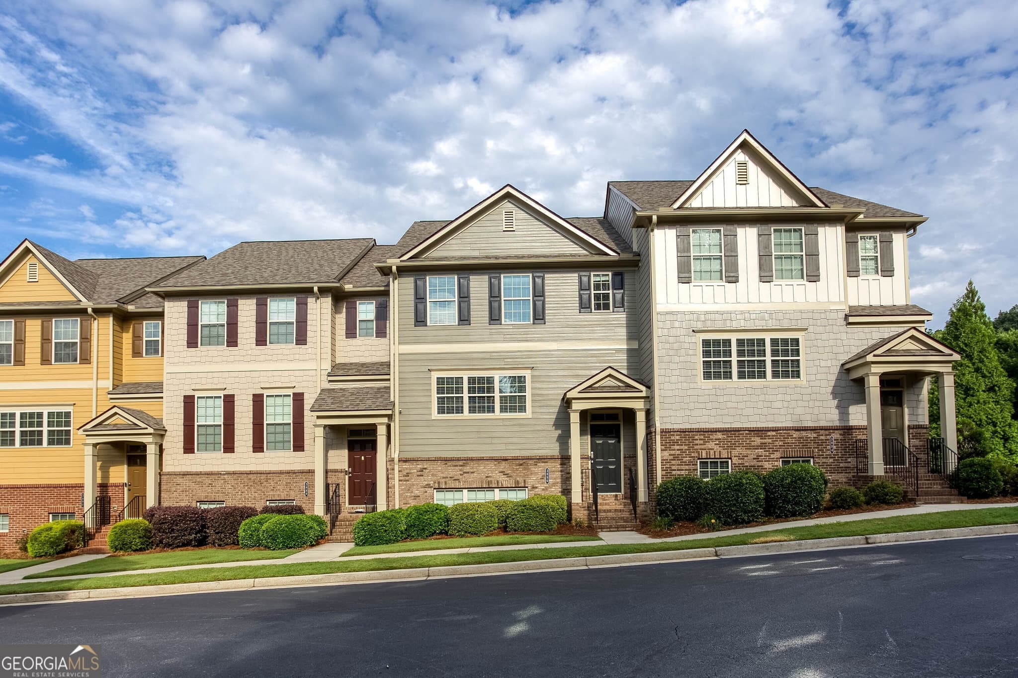 4 bedroom, 3.5 bathroom, 2,400 sq ft townhouse for sale at 3886 High Dove Way, Smyrna, GA 30082 — photo 2