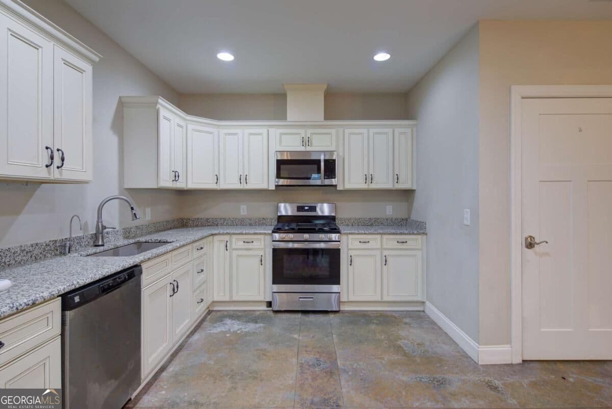 3 bedroom, 2 bathroom single family residence for rent at 8365 Wallace Wood Road, Gainesville, GA 30506 for $2,250 a month — photo 4