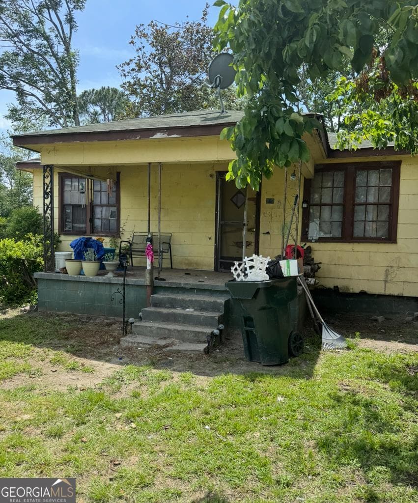 2 bedroom, 1 bathroom, 960 sq ft single family residence sold at 212 South Madison Street, Lyons, GA 30436