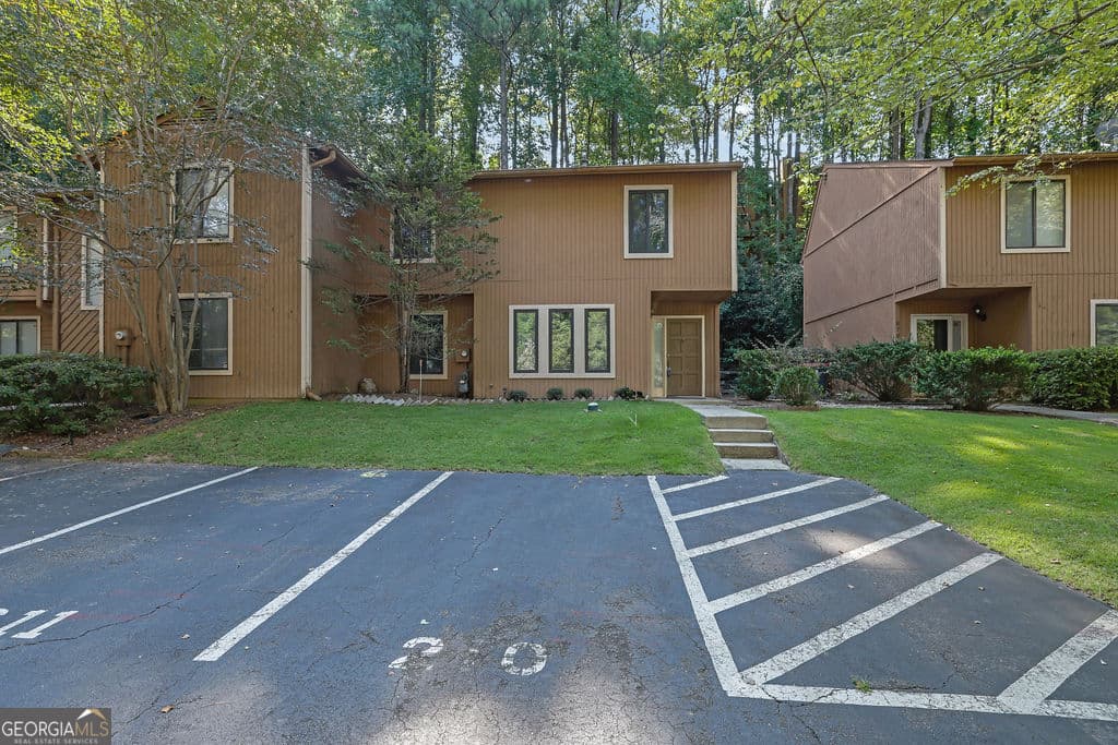 3 bedroom, 2.5 bathroom, 1,839 sq ft condominium for sale at 878 Lake Hollow Boulevard, Marietta, GA 30064 — photo 1 of 39