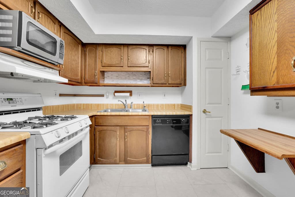 3 bedroom, 2.5 bathroom, 1,839 sq ft condominium for sale at 878 Lake Hollow Boulevard, Marietta, GA 30064 — photo 4