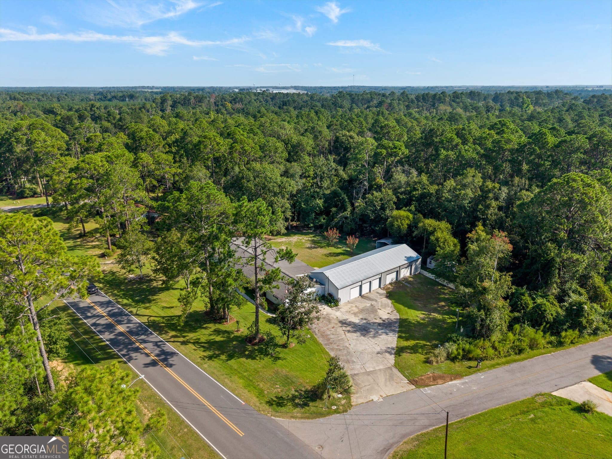 3 bedroom, 2.5 bathroom, 2,297 sq ft single family residence for sale at 614 N Victory Drive, Lyons, GA 30436 — photo 4