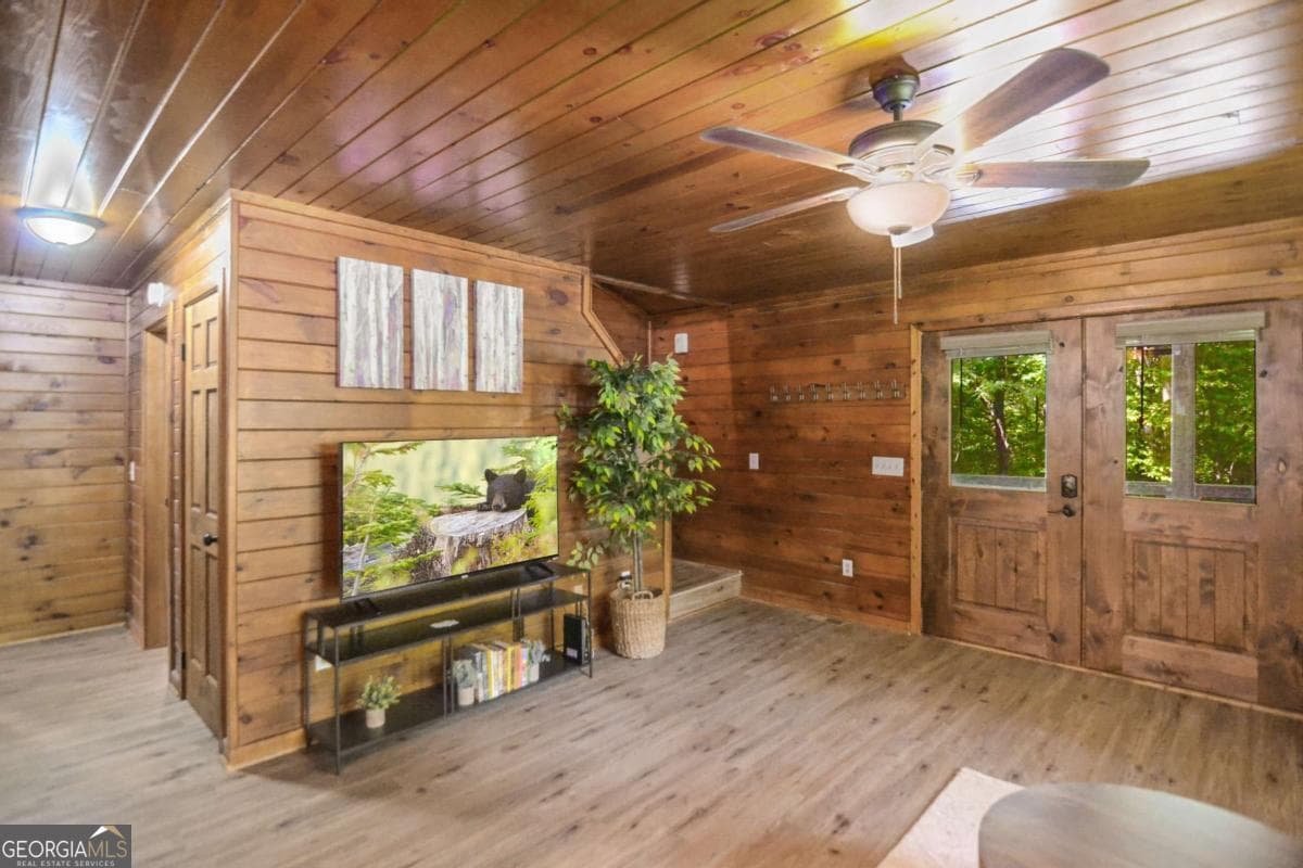 4 bedroom, 3 bathroom, 2,080 sq ft cabin,single family residence for sale at 136 Fox Run Drive, Blue Ridge, GA 30513 — photo 9